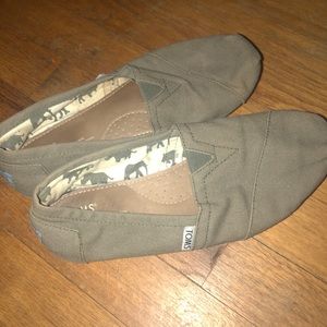 Olive green TOMS